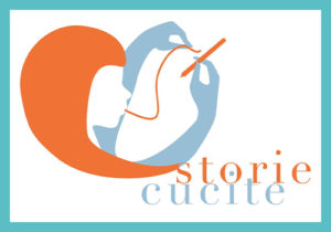 L'immagine rappresenta il logo della casa editrice "Storie Cucite". Una donna dai capelli arancioni infila con le mani, dentro una penna, un filo che parte dalla bocca. 