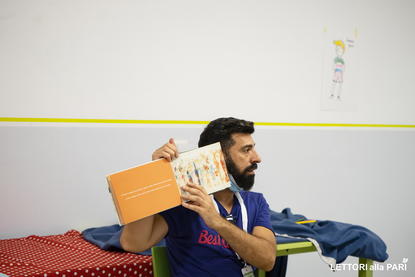 Foto di Attilio Palumbo con un libro