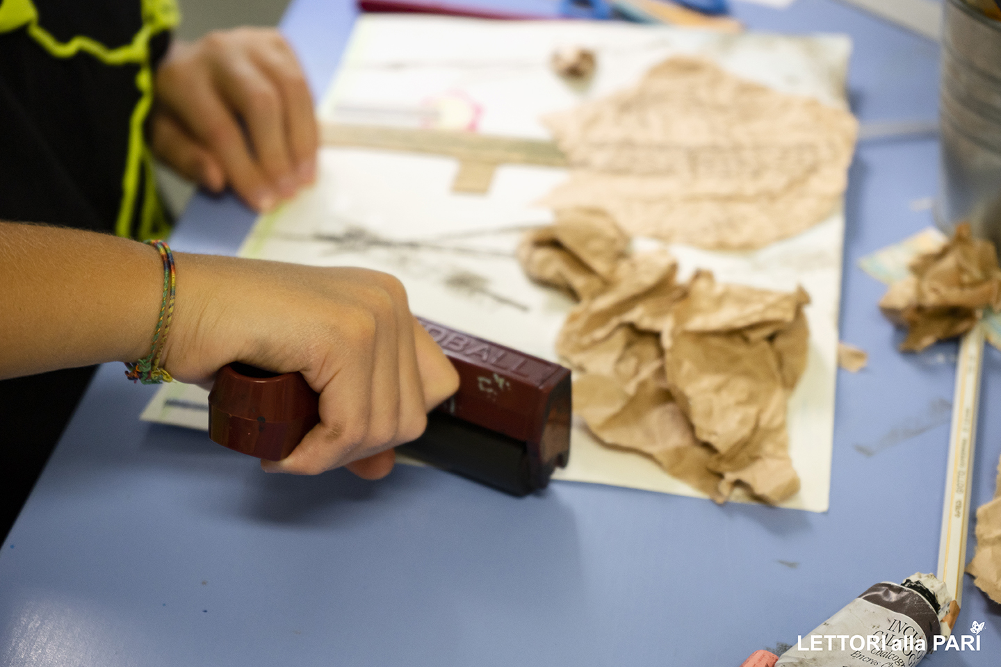 Disegno creativo con mani di bambino