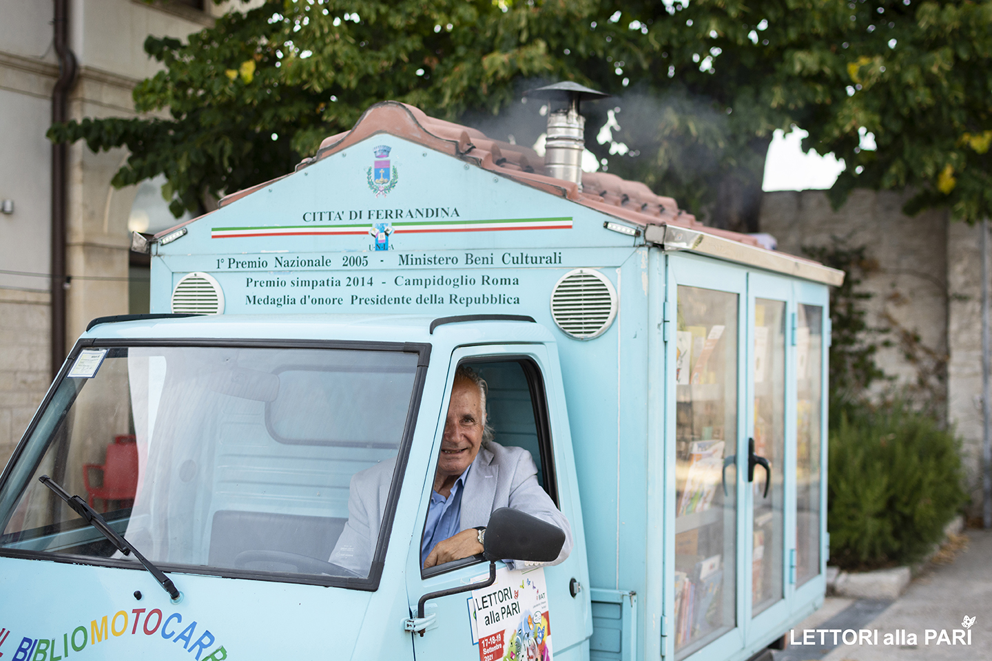 Foto del Bibliomotocarro del Maestro Antonio La Cava