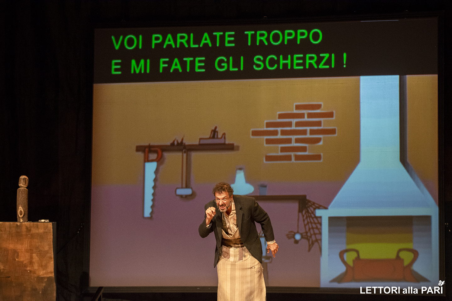 Foto di Geppetto durante lo spettacolo teatrale accessibile "Le avventure del piccolo burattino"