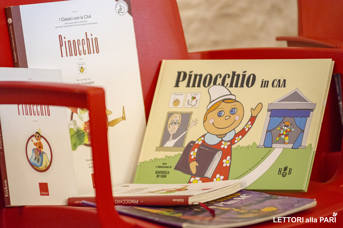 Foto di tre versioni accessibili del libro "Pinocchio" di Carlo Collodi