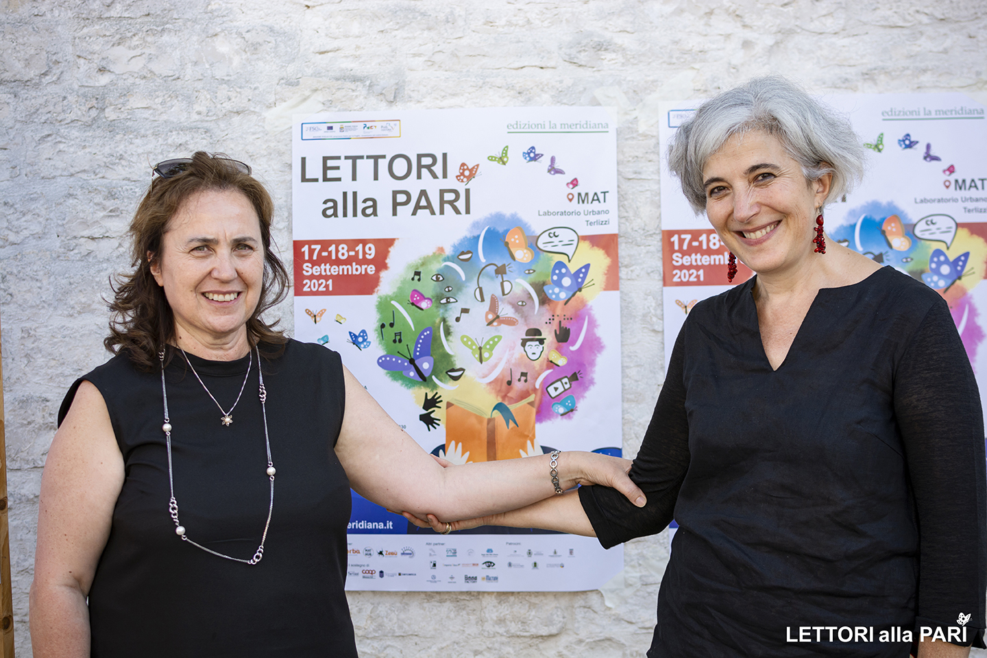 Foto di Elvira Zaccagnino e Martina Gerosa con poster di Lettori alla Pari