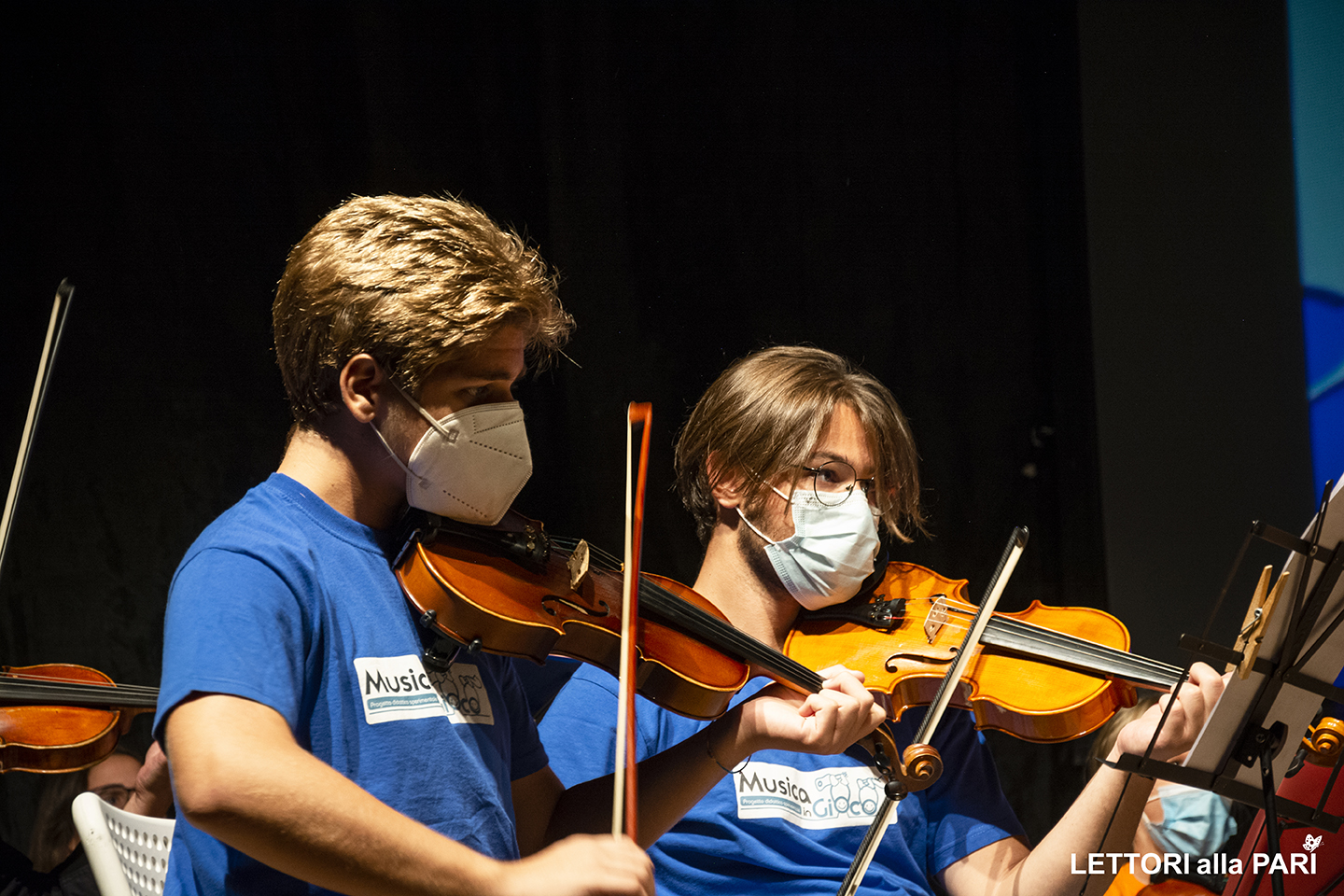 Foto di due ragazzi durante il concerto dell'orchestra giovanile "Musica in gioco"