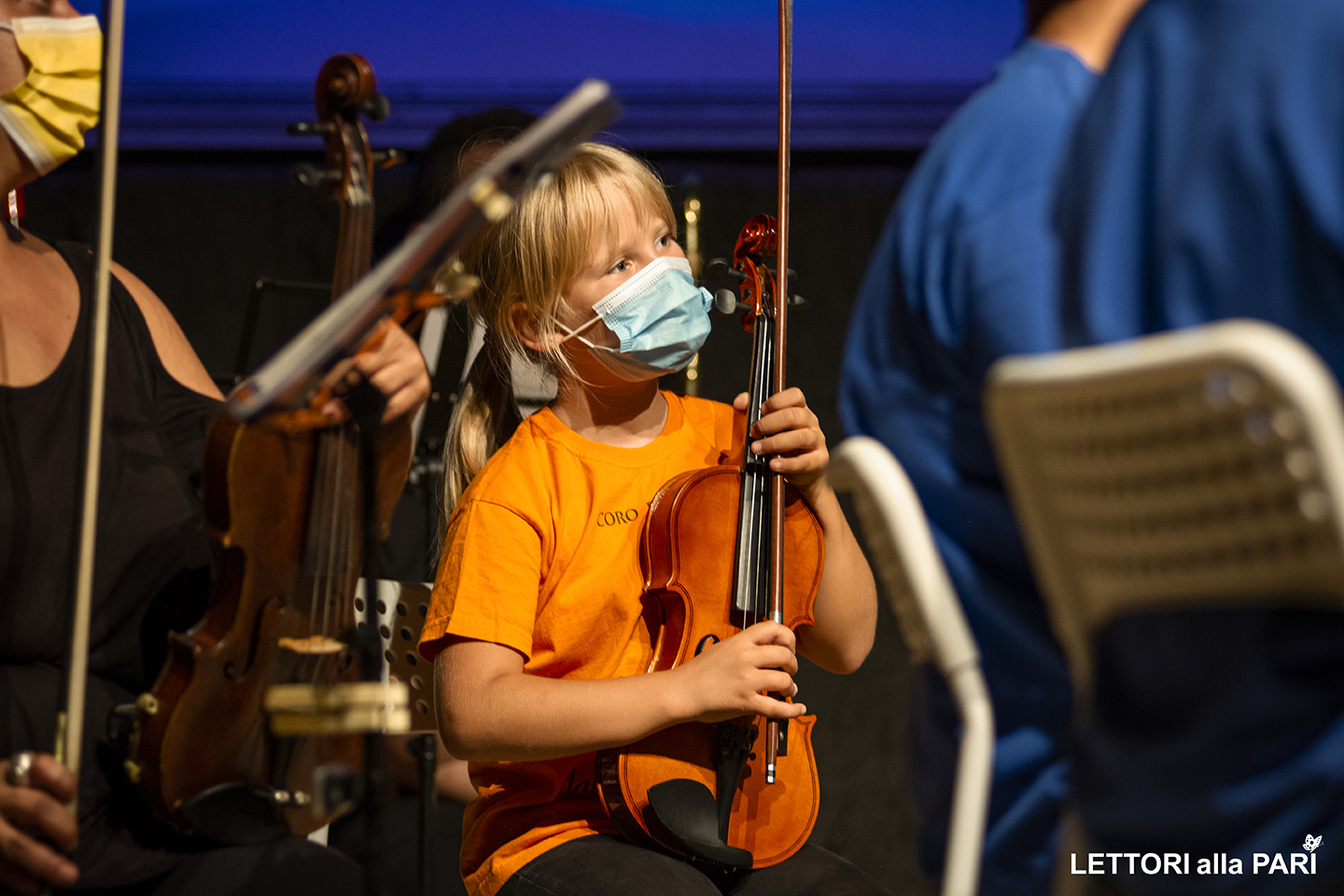 Foto di una bambina durante il concerto dell'orchestra giovanile "Musica in gioco"